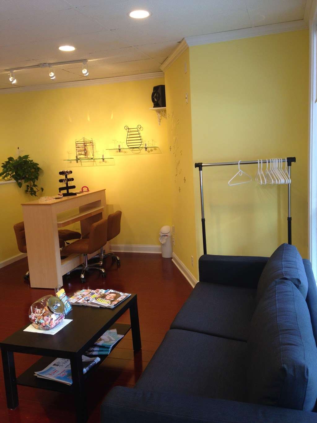 Blue Nail Reflexology Spa | 71 S Main St, Newtown, CT 06470 | Phone: (203) 491-2313