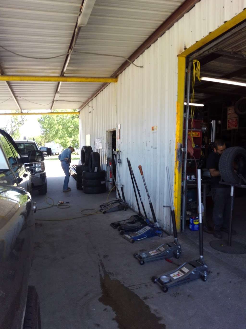 Lunas Tire Shop | 324 S Main St, Highlands, TX 77562 | Phone: (281) 426-8786