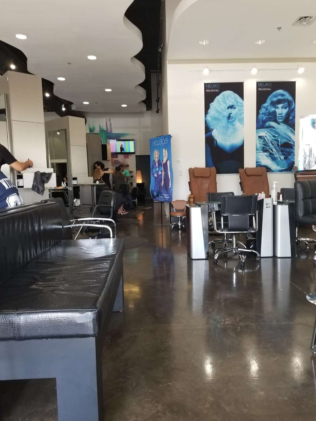 DAnthony SalonSpa The Rim at La Cantera | 17603 La Cantera Pkwy #115, San Antonio, TX 78257, USA | Phone: (210) 694-2020