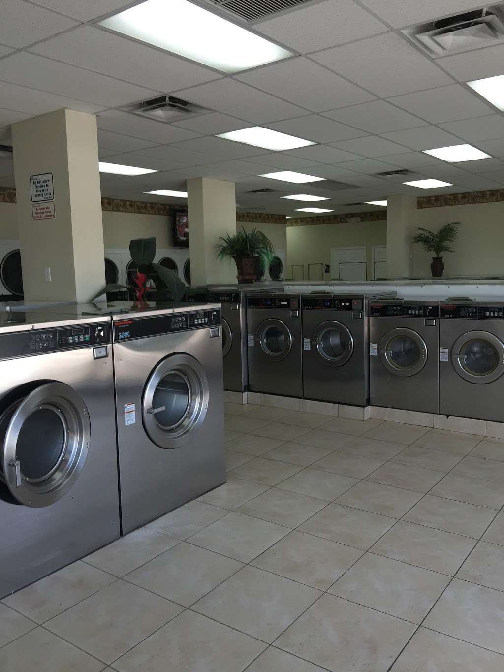 Town & Country Laundry | 15530 SW Trail Dr, Indiantown, FL 34956, USA | Phone: (772) 597-5757