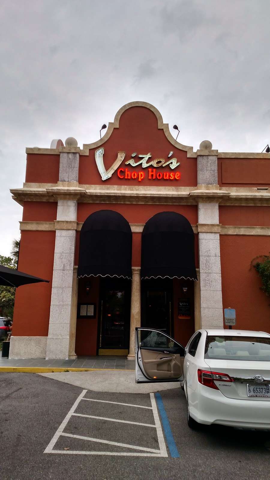 Vito’s Chop House | 8633 International Dr, Orlando, FL 32819, USA | Phone: (407) 354-2467