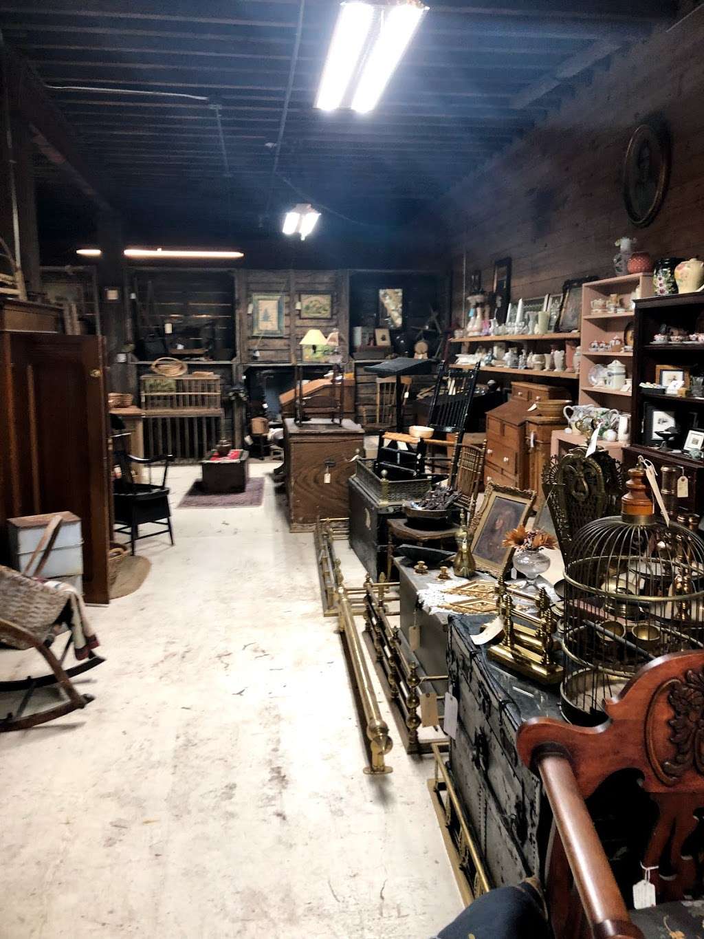 Copper Fox Antiques | 7 River Ln, Sperryville, VA 22740, USA | Phone: (540) 987-8800