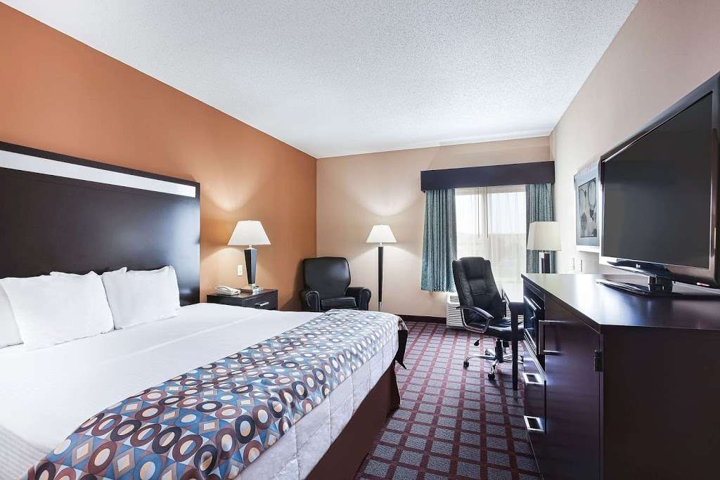 La Quinta Inn & Suites Indianapolis Airport West | 2251 Manchester Dr, Plainfield, IN 46168, USA | Phone: (317) 279-2650