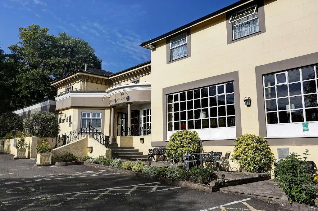 Reigate Manor | Reigate Hill, Reigate RH2 9PF, UK | Phone: 01737 240125