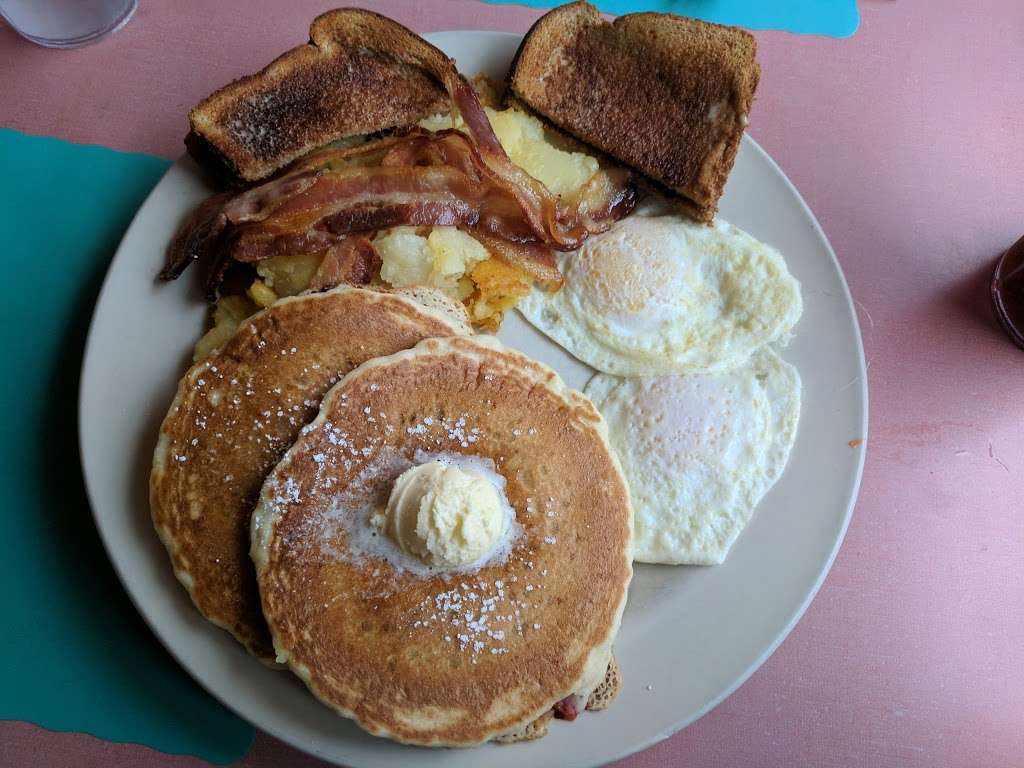 Kellys Diner | 674 Broadway, Somerville, MA 02144, USA | Phone: (617) 623-8102