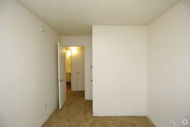 Crestwood Apartments | 2100 N 57th St, Kansas City, KS 66104 | Phone: (913) 596-7310