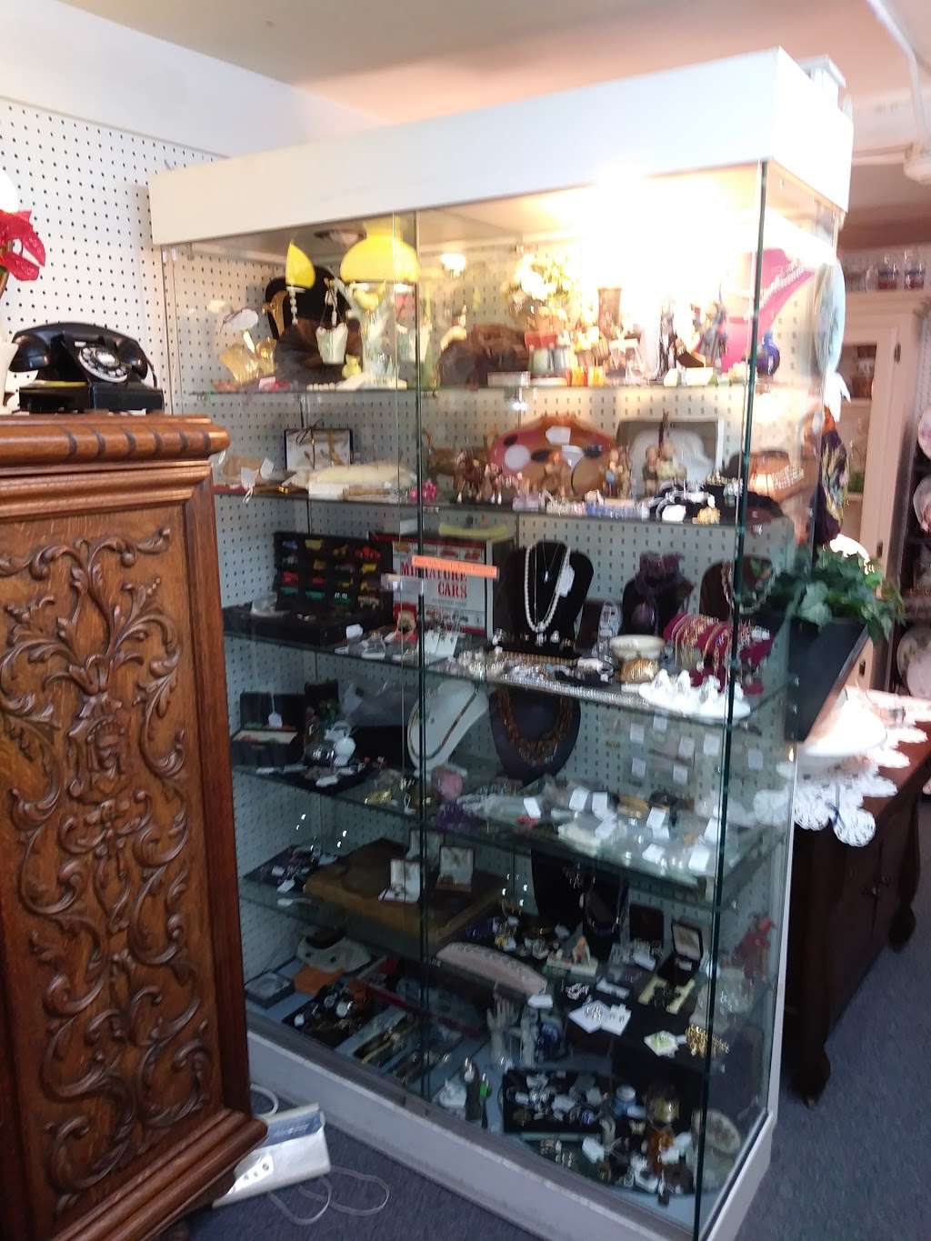 The Brownsville Antique Centre | 1918 Brownsville Rd, Feasterville-Trevose, PA 19053, USA | Phone: (215) 364-8846