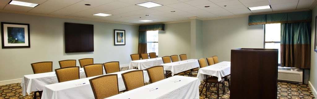 Holiday Inn Express Indianapolis Airport | 6296 Cambridge Way, Plainfield, IN 46168, USA | Phone: (317) 839-9000