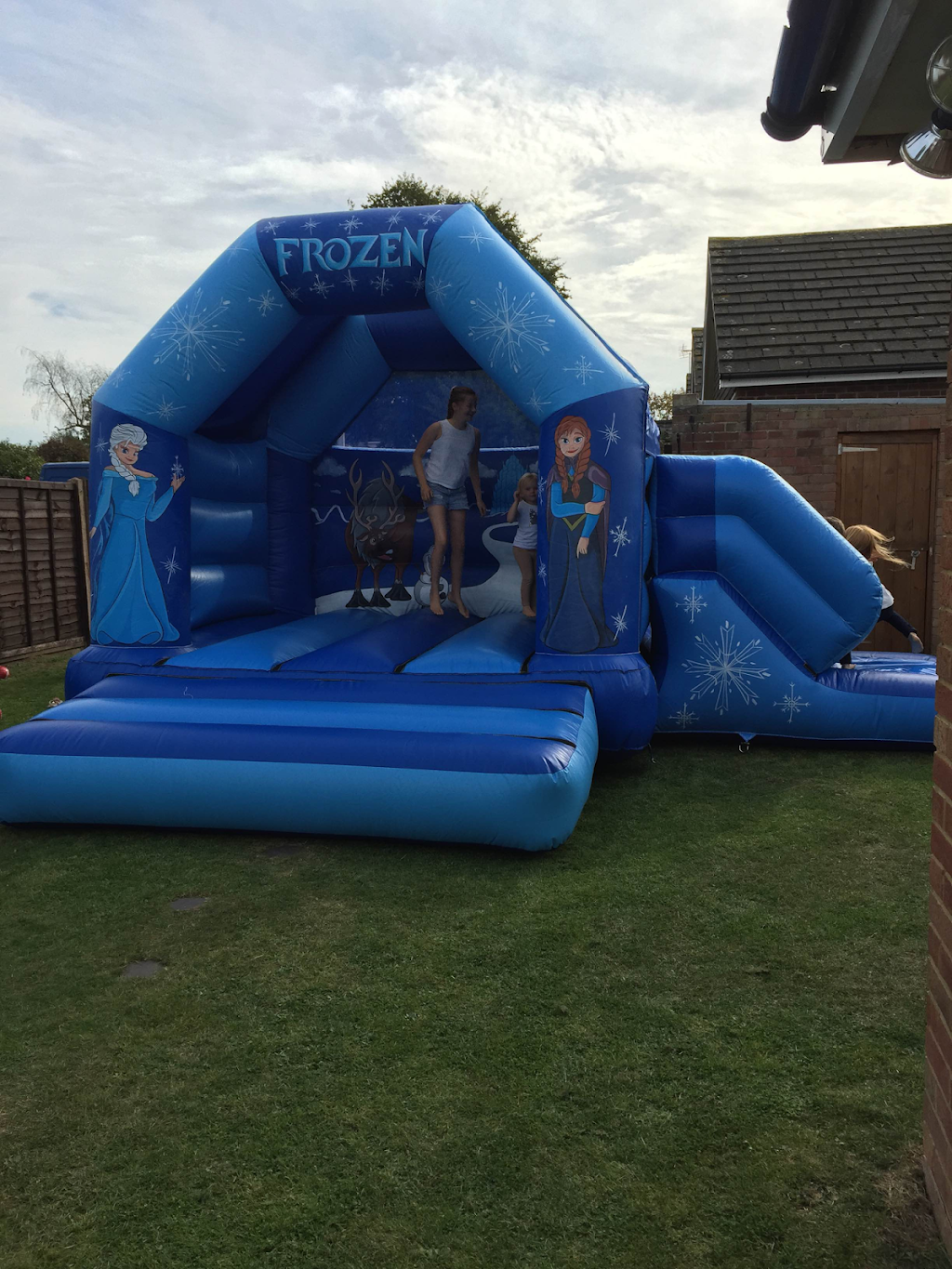 Oxted And Lingfield Bouncy Castle Hire | 23 Lingfield Common Rd, Lingfield RH7 6BU, UK | Phone: 07796 268551