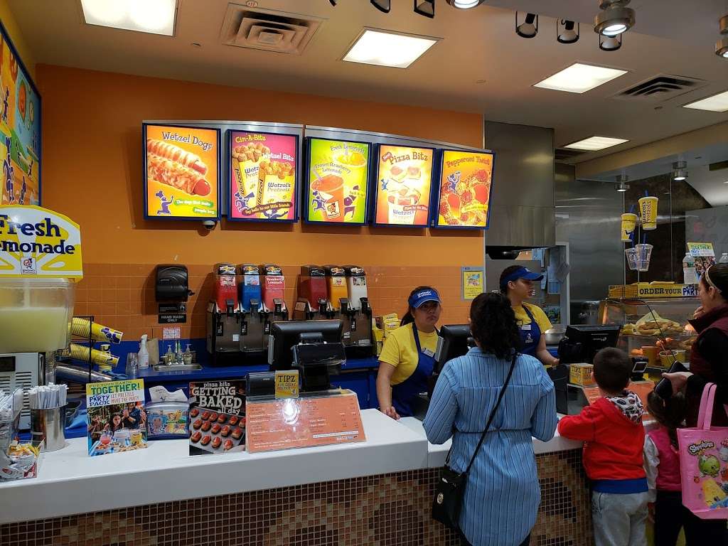 Wetzels Pretzels | 1 Garden State Plaza Blvd #9158, Paramus, NJ 07652, USA | Phone: (201) 368-0111