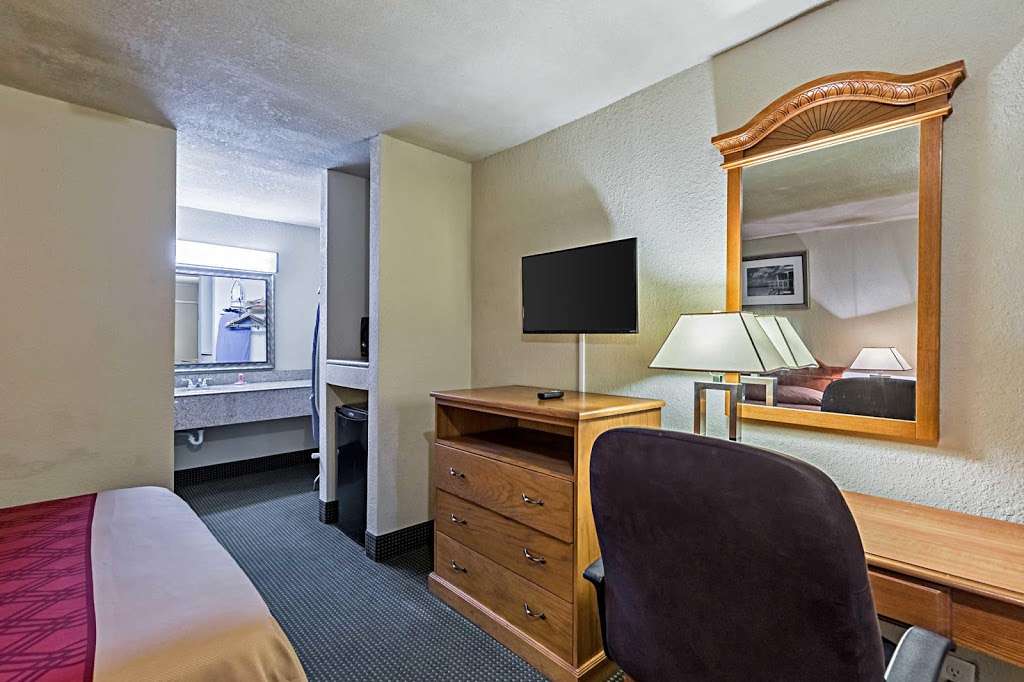 Econo Lodge | 300 TX-146BUS, Baytown, TX 77520, USA | Phone: (281) 427-7481