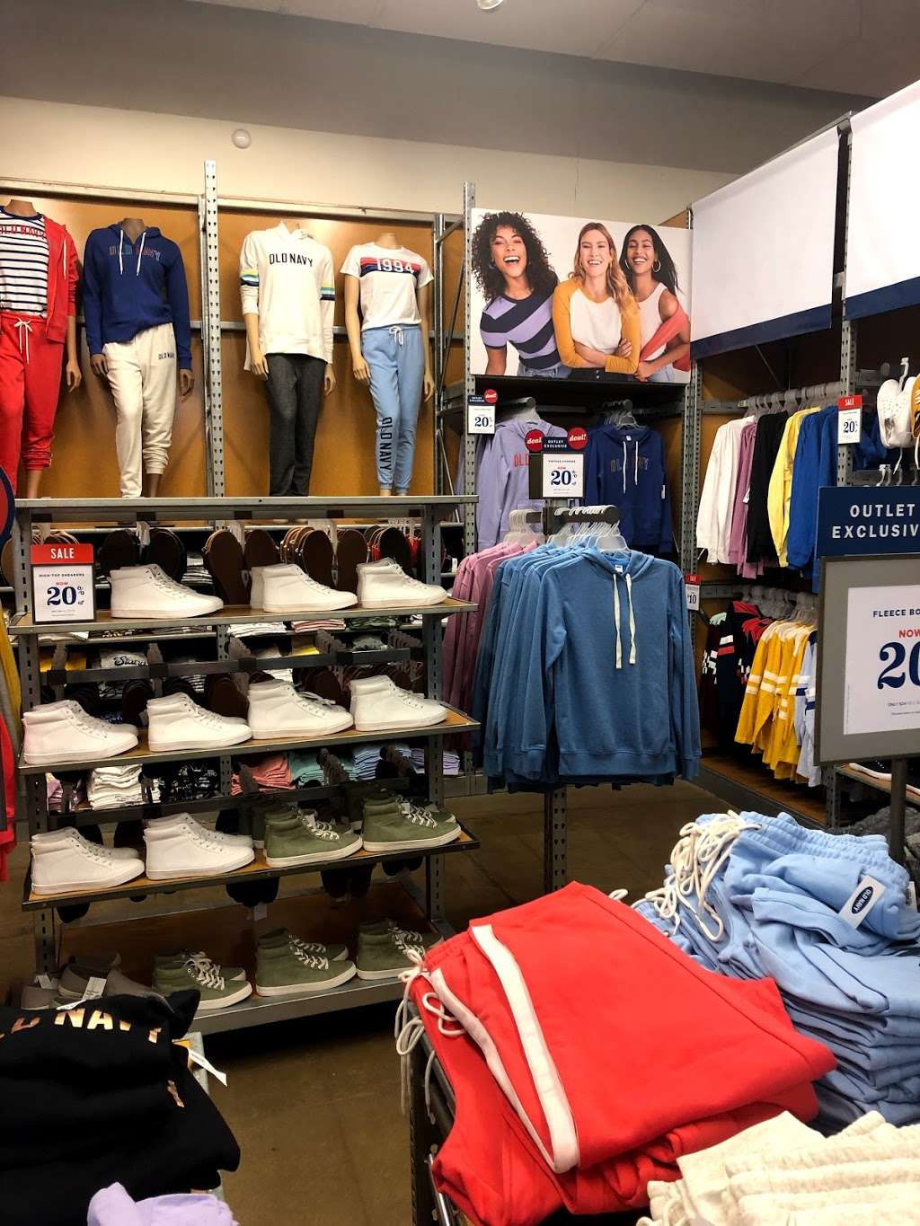 Old Navy Outlet | 1207 Franklin Mills Cir, Philadelphia, PA 19154, USA | Phone: (215) 281-1670