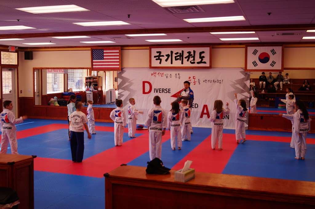 World Champion Taekwondo | 28 CT-39, New Fairfield, CT 06812 | Phone: (203) 746-5422