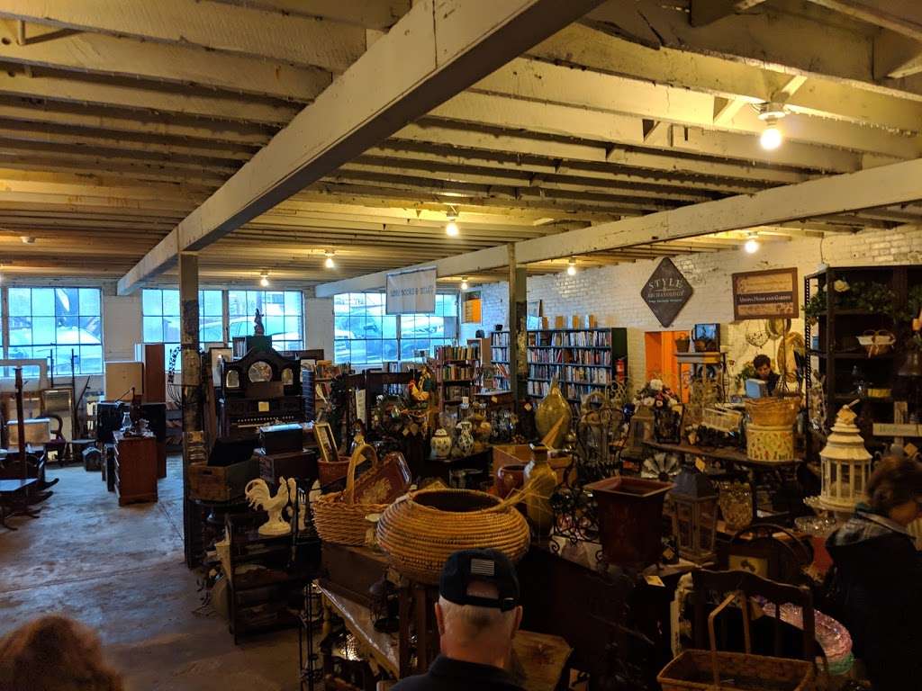 TOLLBOOTH ANTIQUES | 215 Chestnut St, Columbia, PA 17512, USA | Phone: (717) 684-5555