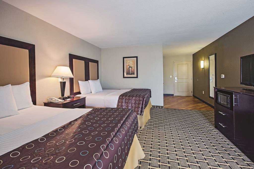 La Quinta Inn & Suites by Wyndham Lancaster | 25 Eastbrook Rd, Ronks, PA 17572, USA | Phone: (717) 392-8100