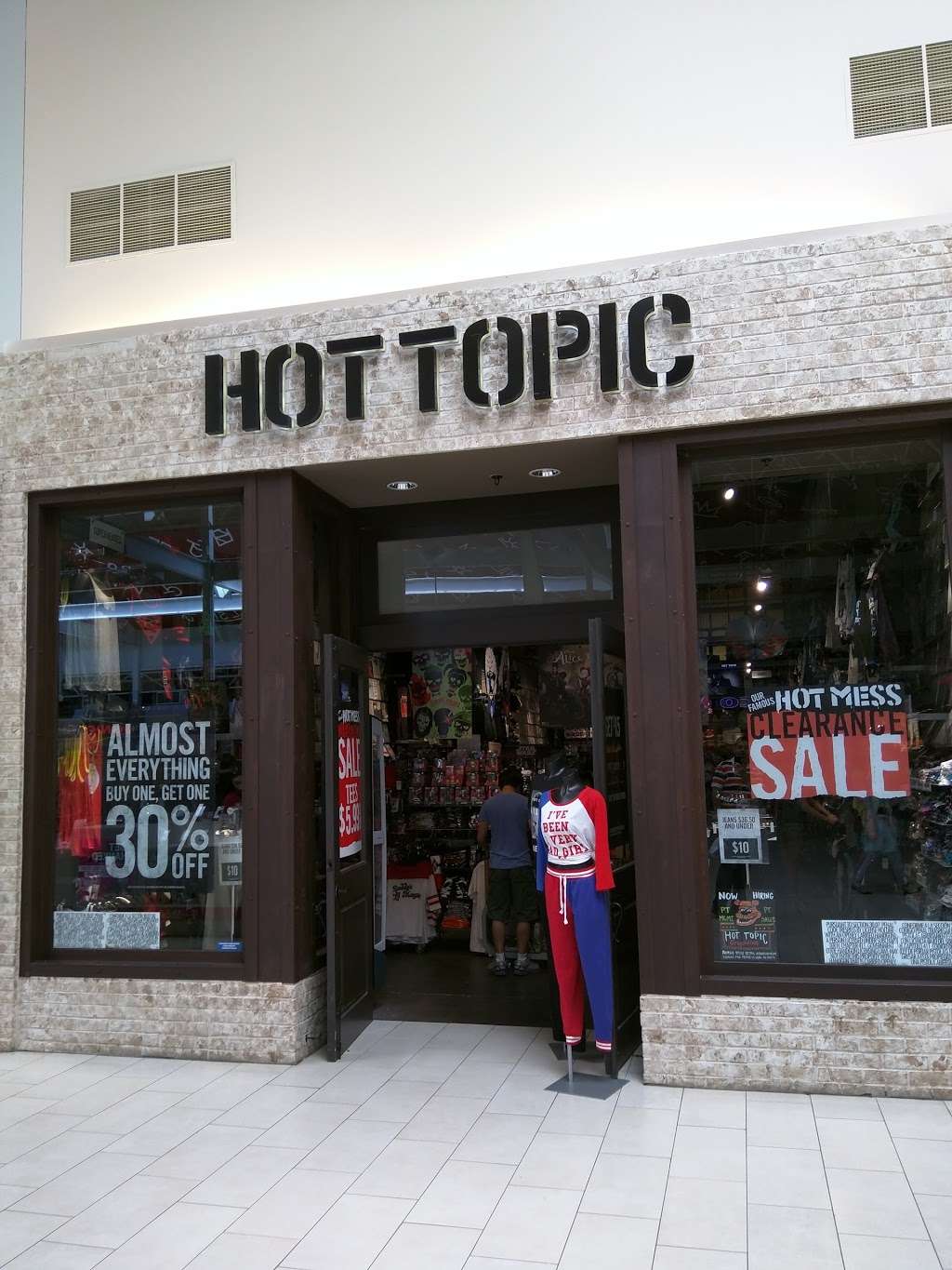 Hot Topic | 3000 Grapevine Mills Pkwy, Grapevine, TX 76051, USA | Phone: (972) 874-8584
