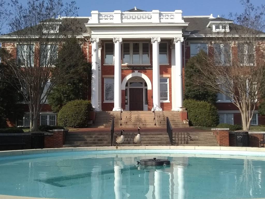 Jamestown Public Library in 200 W Main St, Jamestown, NC 27282, USA