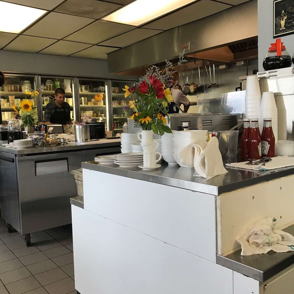 Car Wash Cafe | 481 N Main St, Kilmarnock, VA 22482, USA | Phone: (804) 435-0405