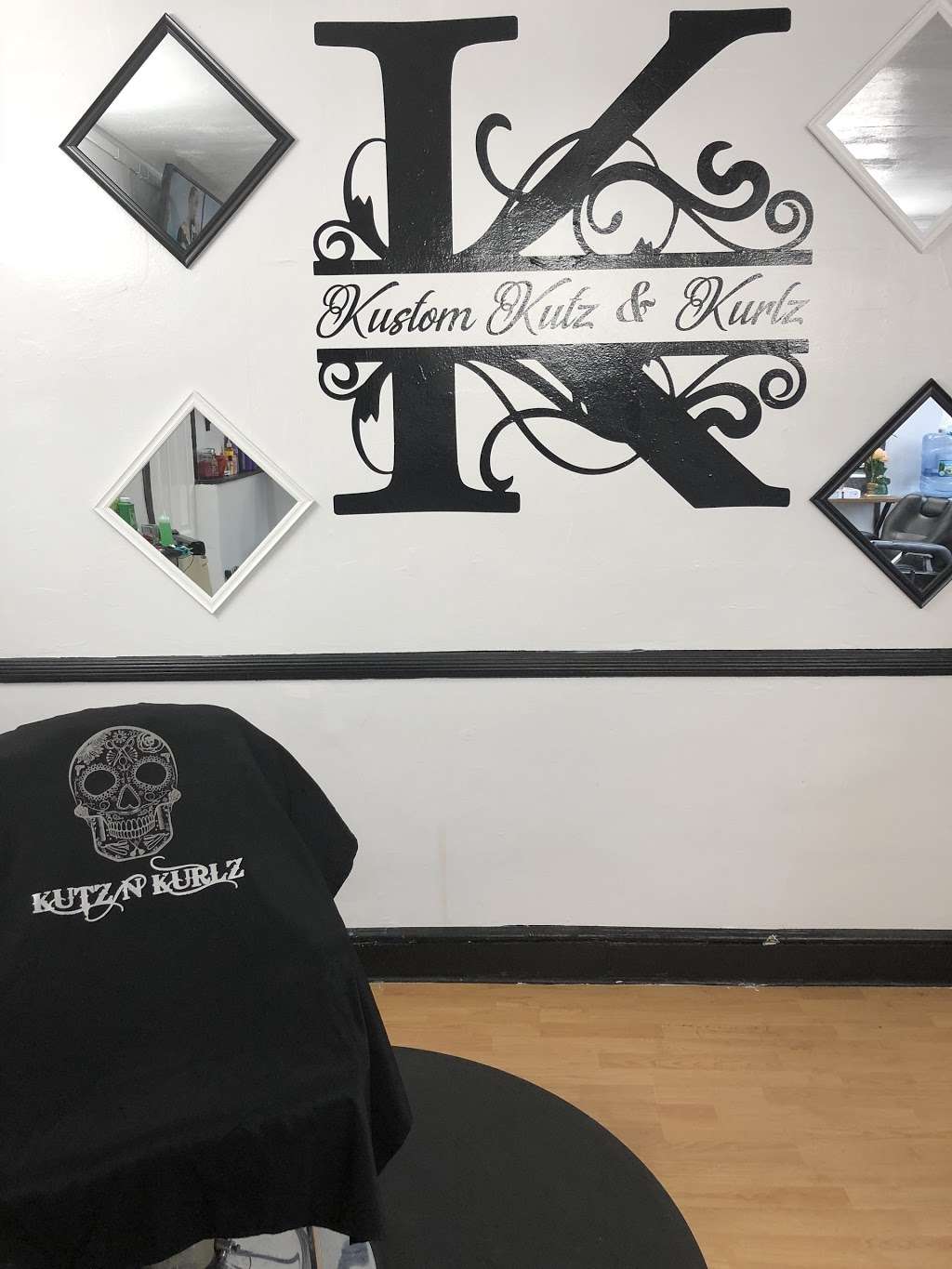 Kustom Kutz N Kurlz | 21 Carpenter St, Glen Cove, NY 11542, USA | Phone: (516) 277-1997