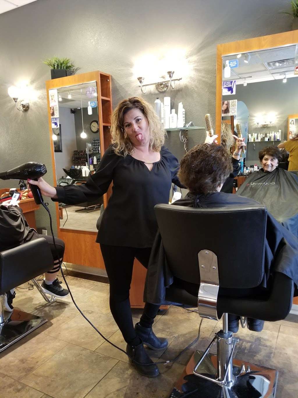 Salon Dovini | 7032 W Greenfield Ave, Milwaukee, WI 53214, USA | Phone: (414) 256-2000