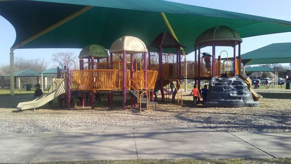 Ernie Roberts Park | 515 E Pleasant Run Rd, DeSoto, TX 75115, USA | Phone: (972) 230-9650