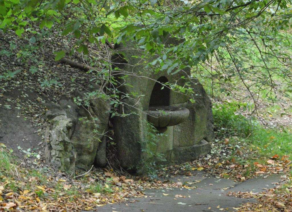 Roman Motherstone Fountain | Lovers Walk, London SE10 8XJ, UK