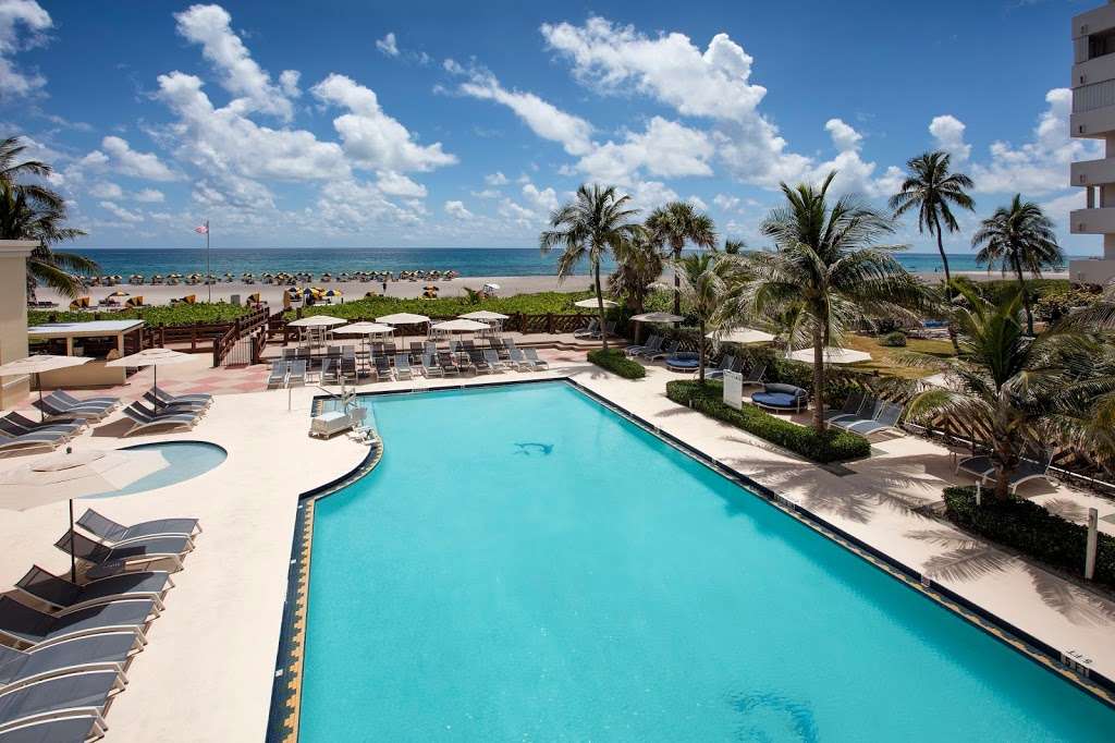 Hilton Singer Island Oceanfront/Palm Beaches Resort | 3700 N Ocean Dr, Riviera Beach, FL 33404, USA | Phone: (561) 848-3888