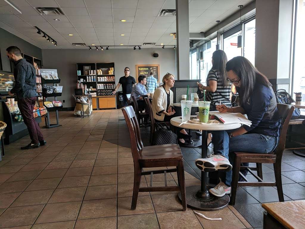 Starbucks | 390 Jericho Turnpike b, Syosset, NY 11791, USA | Phone: (516) 364-0357