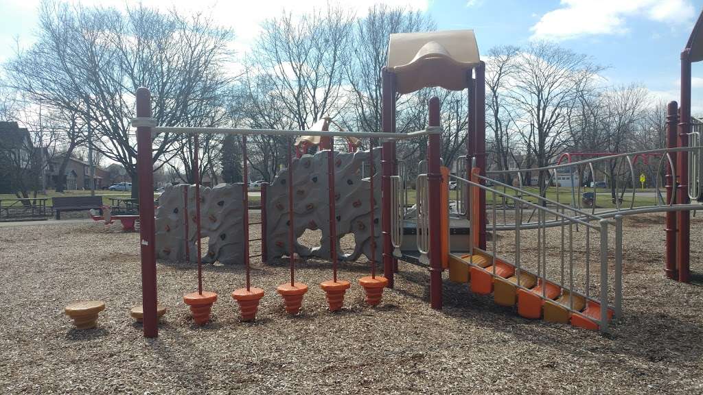 Graf Park | 1855 Manchester Rd, Wheaton, IL 60187, USA | Phone: (630) 690-4880