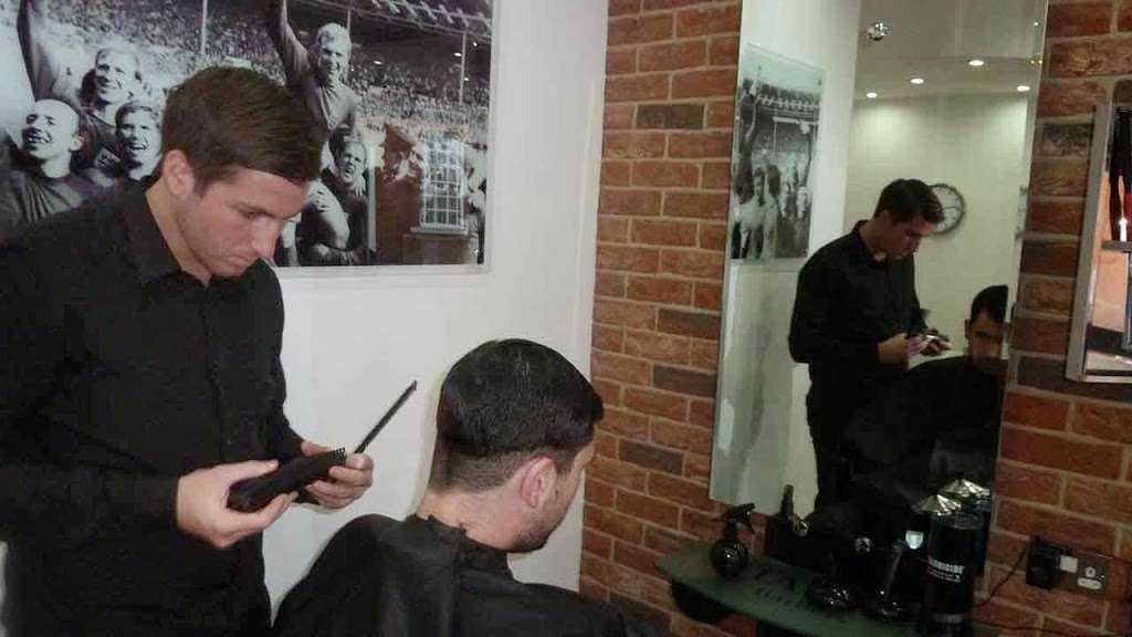 Sharpes Barbers | 4 St Thomas Rd, Brentwood CM14 4DB, UK | Phone: 01277 214000