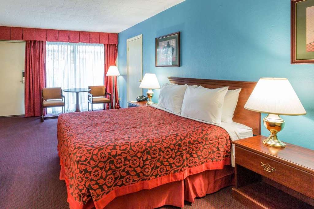 Days Inn by Wyndham East Stroudsburg | 838 Seven Bridge Rd, East Stroudsburg, PA 18301, USA | Phone: (570) 234-0615