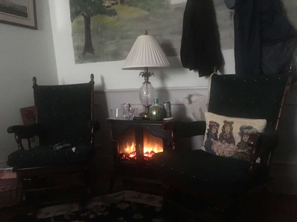 Country Hearth Bed & Breakfast | 285 W Main St, New Holland, PA 17557, USA | Phone: (717) 354-8674