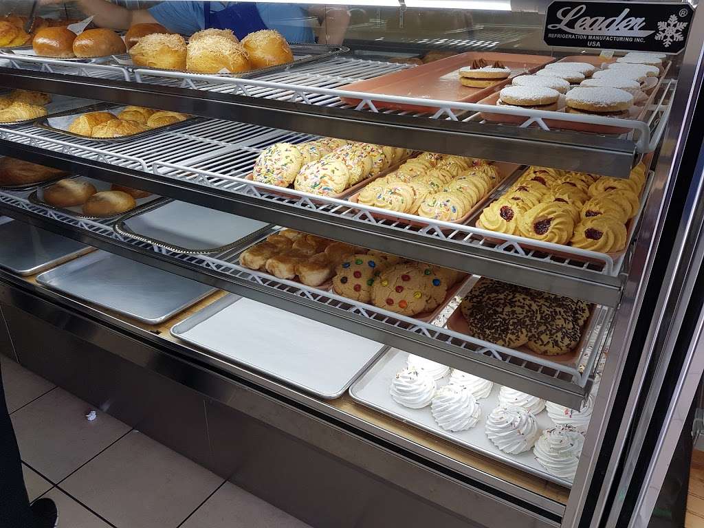 Rico pan bakery and cafe | 1003 W Vine St, Kissimmee, FL 34741 | Phone: (407) 943-8738