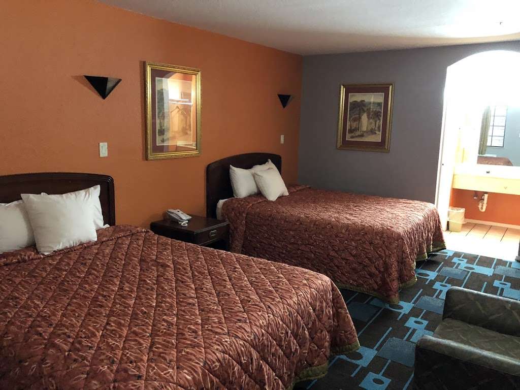 Luxury inn | 5909, 1404 Culebra Rd, San Antonio, TX 78201, USA | Phone: (210) 732-8275