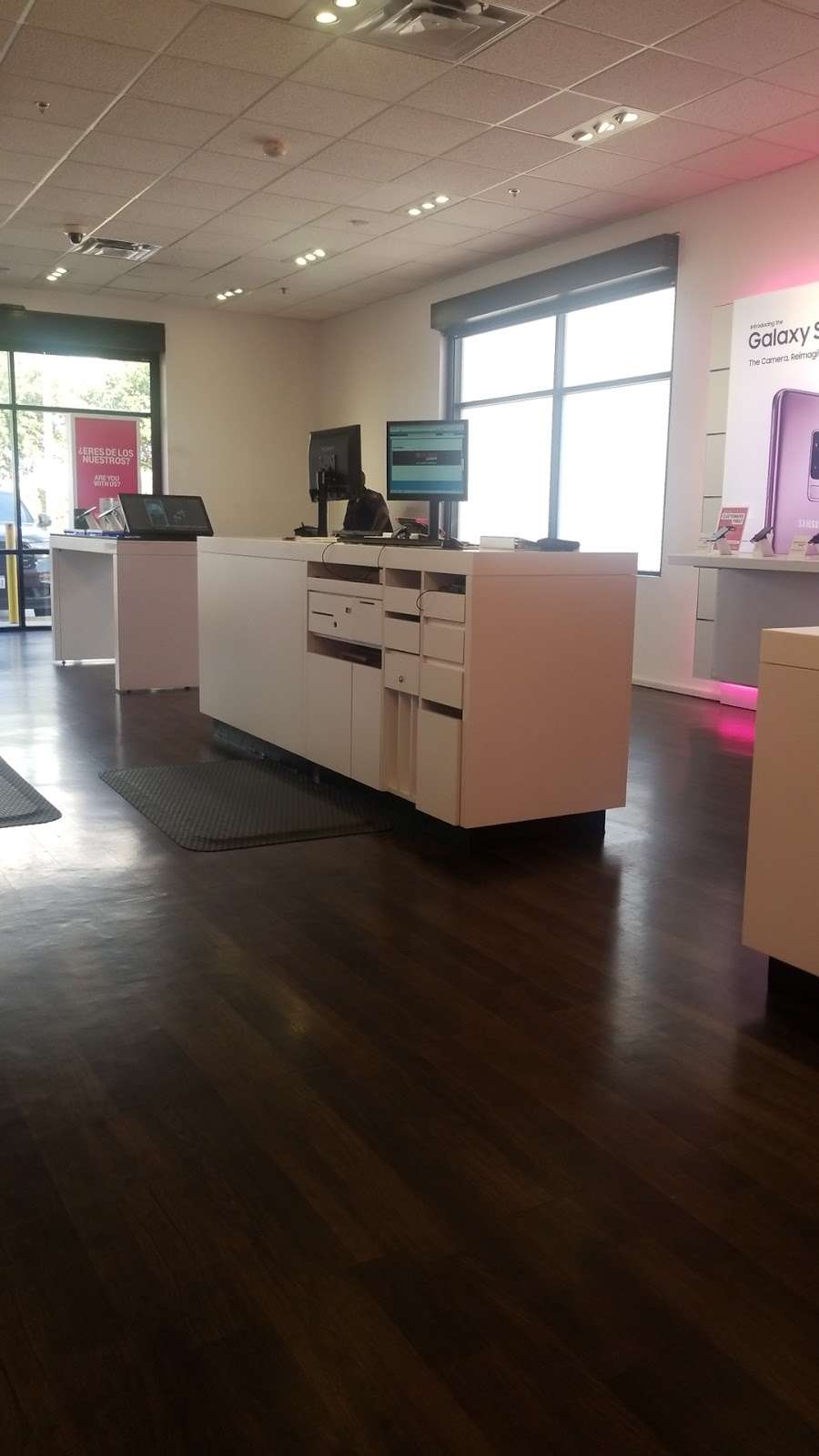 T-Mobile | 10961 North Fwy Ste 100, Houston, TX 77037 | Phone: (281) 272-1500