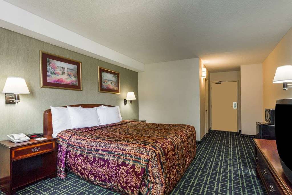 Days Inn by Wyndham Dumfries Quantico | 16925 Old Stage Rd, Dumfries, VA 22025 | Phone: (703) 221-6300