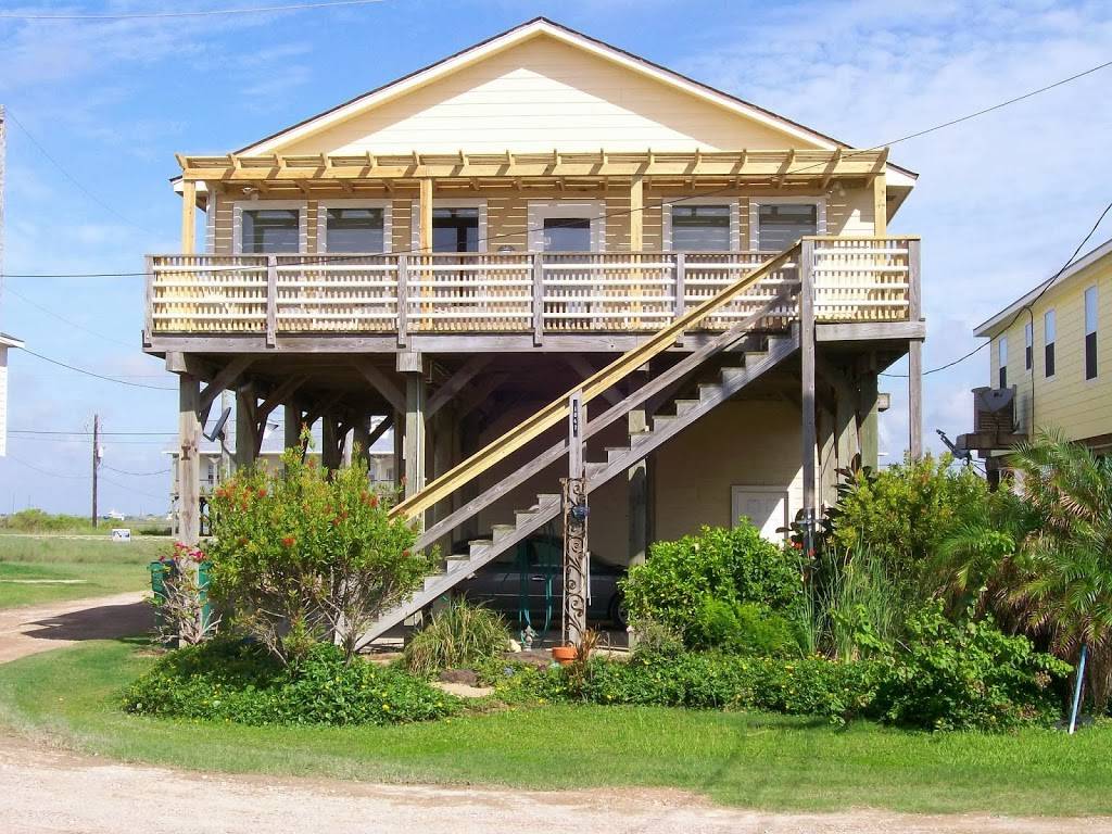 Marven Gardens Beach House | 1042 Bluewater Hwy, Surfside Beach, TX 77451, USA