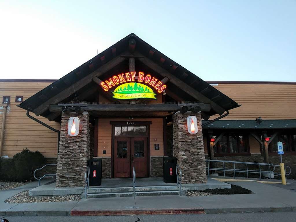 Smokey Bones Bar & Fire Grill | 1023 County Rd, Taunton, MA 02780, USA | Phone: (508) 884-9566
