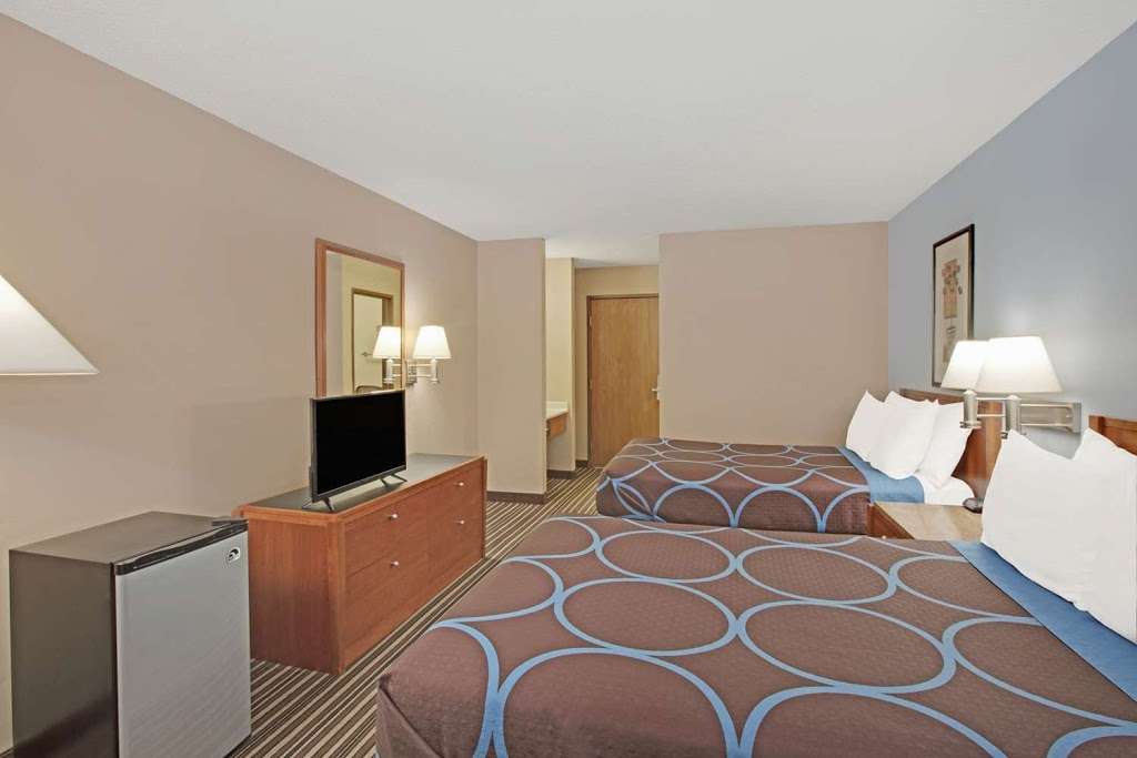 Super 8 by Wyndham Richmond | 11200 US-12, Richmond, IL 60071, USA | Phone: (815) 217-2392