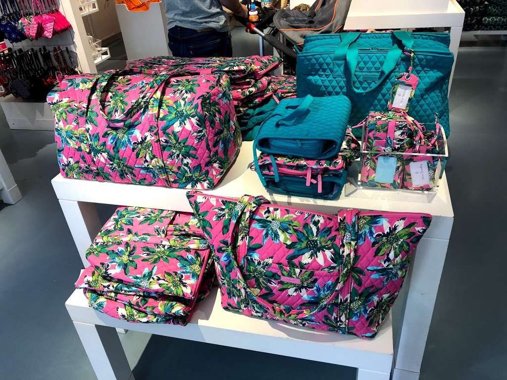 Vera Bradley Factory Outlet | 8200 Vineland Ave Suite 315, Orlando, FL 32821, USA | Phone: (407) 465-5566