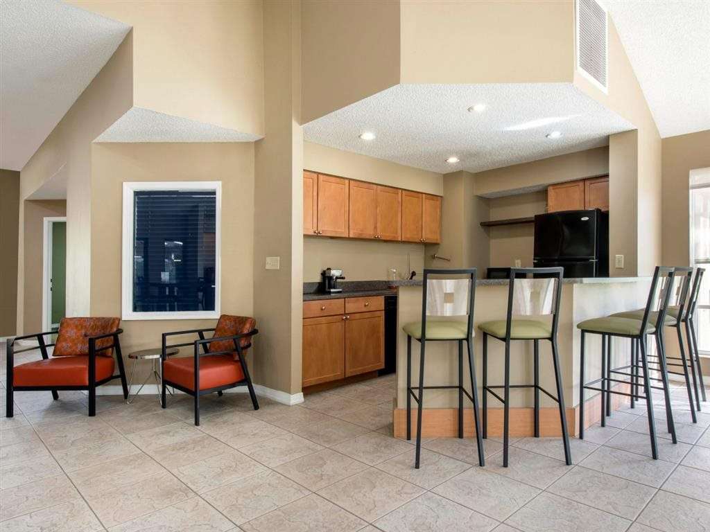 The Landings at Pembroke Lakes Apartments | 10650 Washington St, Pembroke Pines, FL 33025, USA | Phone: (954) 435-3100