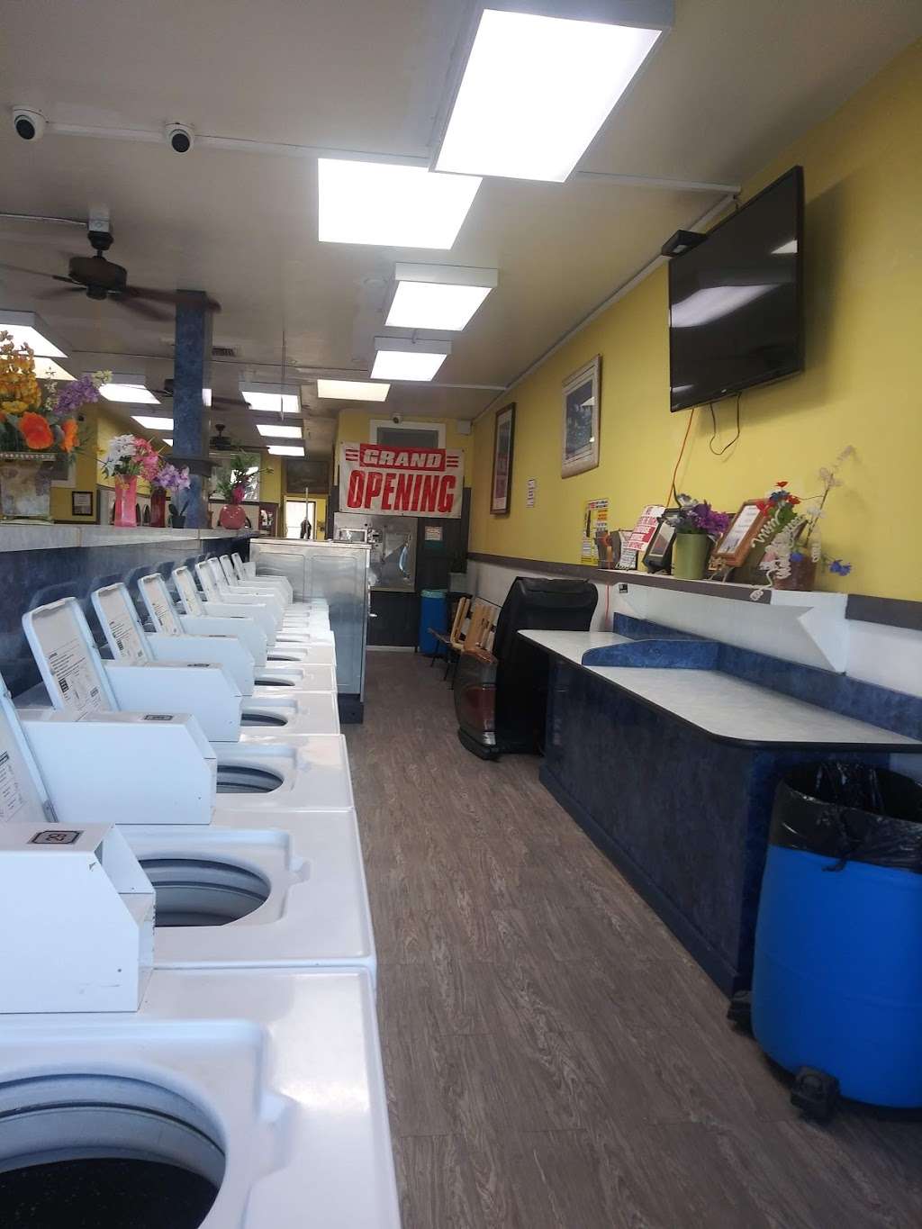 Agua Viva / Living Water Laundromat | 12520 Vanowen St, North Hollywood, CA 91605, USA | Phone: (818) 570-1543