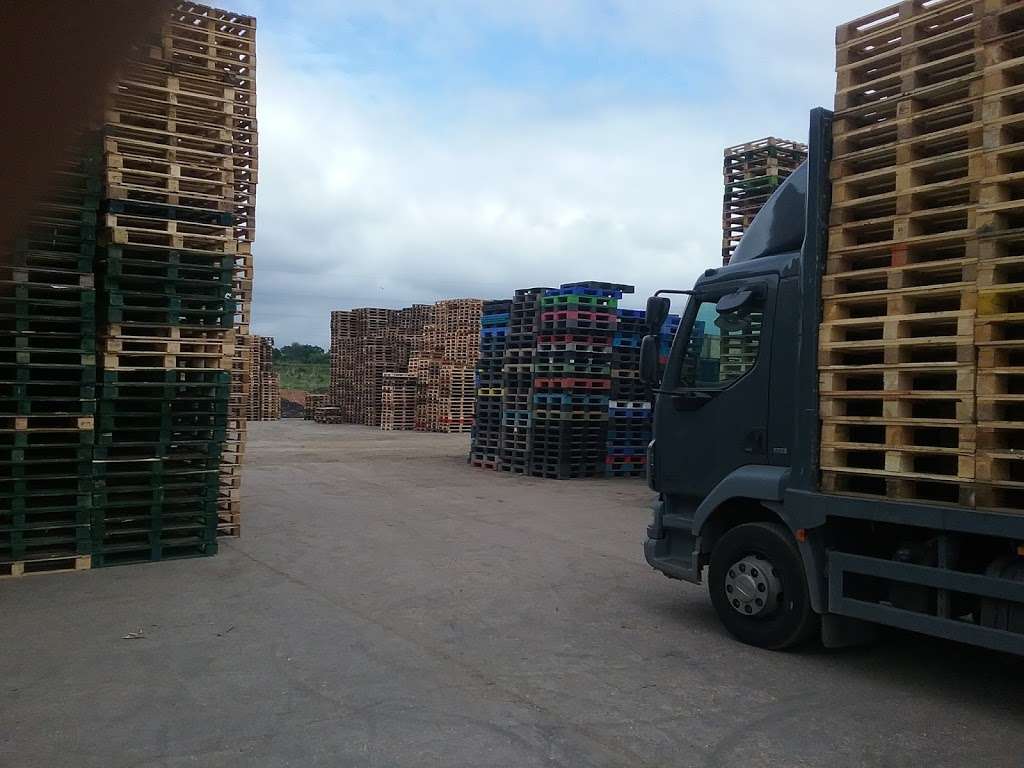 Lloyds Pallet Services Limited | 239 Bullsmoor Lane, Enfield, Waltham Cross, Middlesex EN1 4SB, UK | Phone: 020 8144 8000