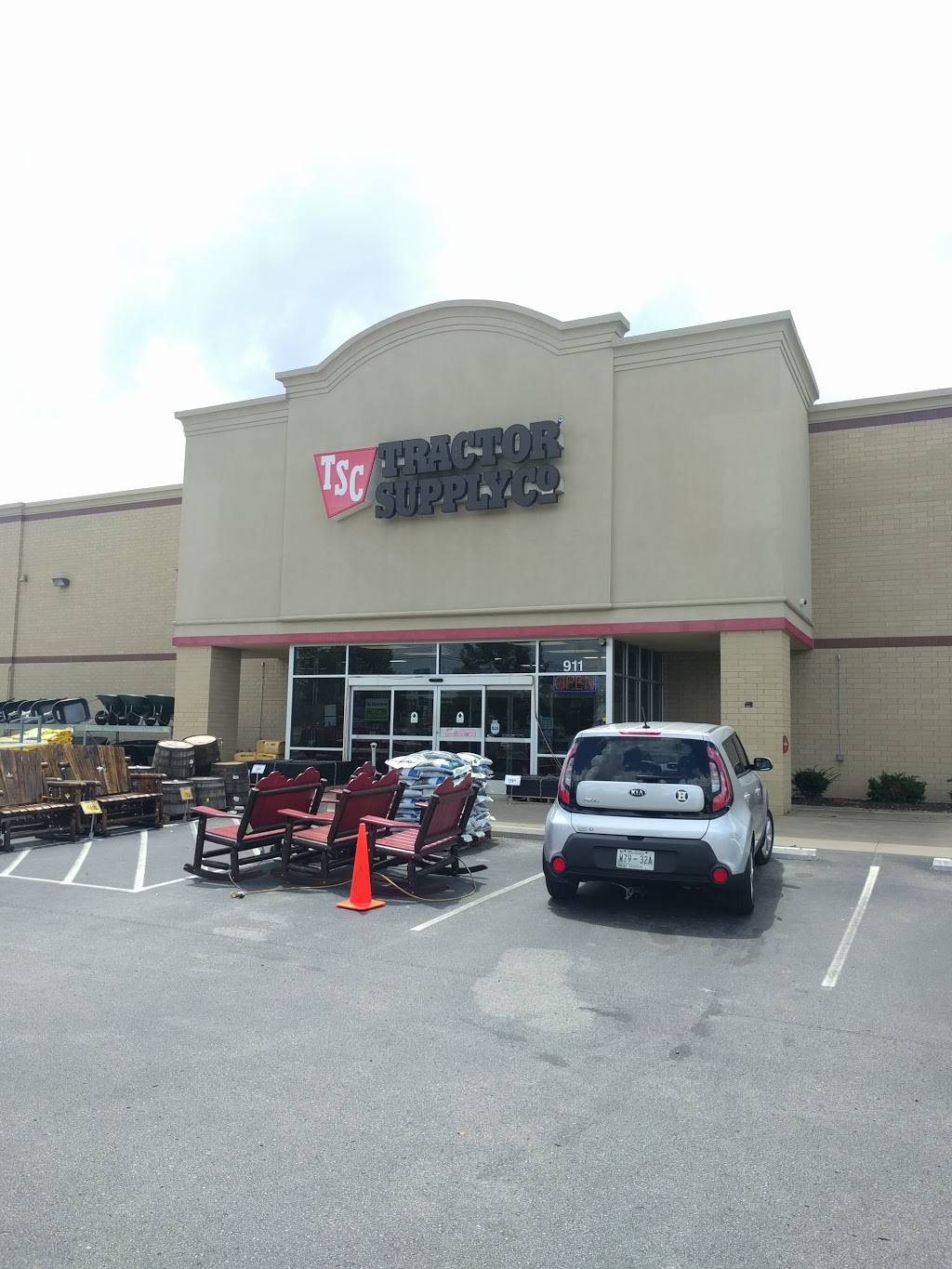 Tractor Supply Co. | 911 Center Point Rd, Hendersonville, TN 37075, USA | Phone: (615) 822-8555