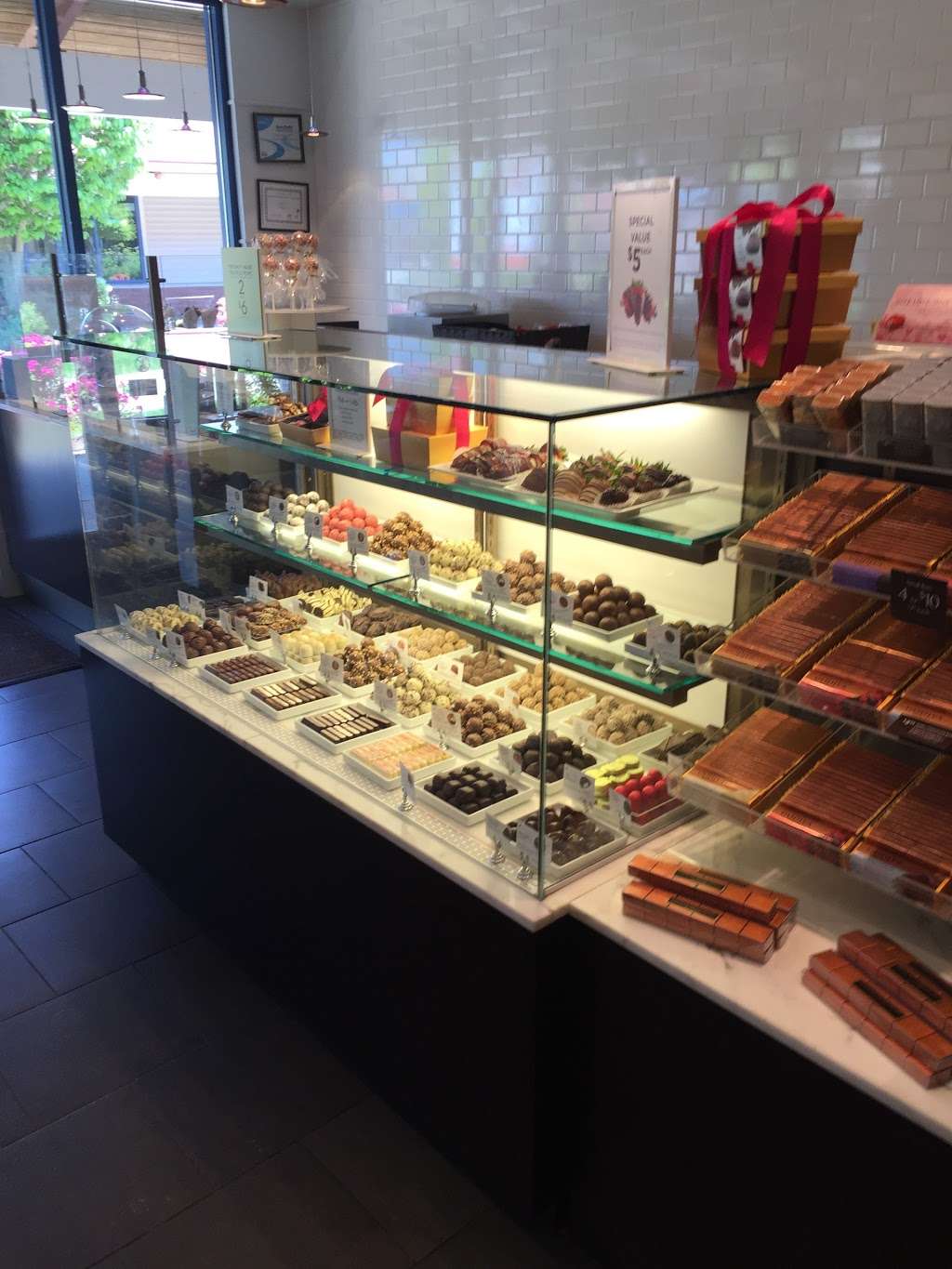 Godiva Chocolatier | 1 Premium, Outlet Blvd, Wrentham, MA 02093 | Phone: (508) 384-2729