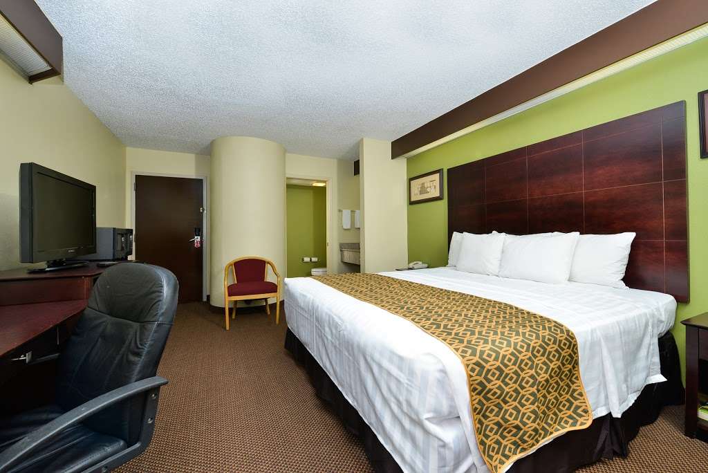 Econo Lodge Inn & Suites Richardson-Dallas | 2458 N Central Expy, Richardson, TX 75080, USA | Phone: (972) 470-9440