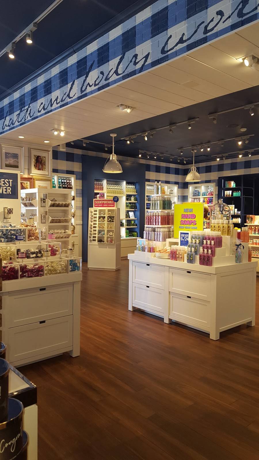 Bath & Body Works | 3680 Easton Market, Columbus, OH 43219, USA | Phone: (614) 418-4726