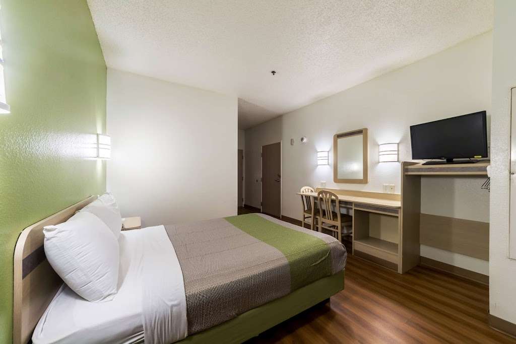 Motel 6 San Antonio South | 7950 S PanAm Expy, San Antonio, TX 78224, USA | Phone: (210) 928-2866