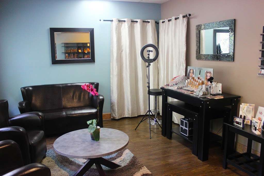 CR Salon | 40 Main St N, Woodbury, CT 06798, USA | Phone: (203) 263-6330