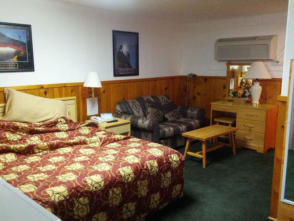 Saddle & Surrey Motel | 1341 S St Vrain Ave, Estes Park, CO 80517, USA | Phone: (970) 586-3326